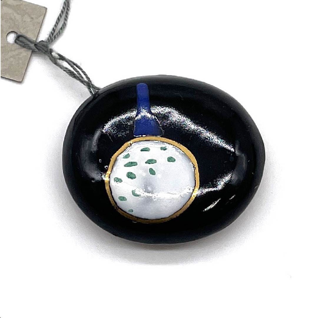 （新古品） 帯留め 陶磁器 カジュアル 漆黒色（しっこくいろ） 清水焼 ゴルフボール スポーツ 長さ約3.5cm 幅約4cm  Ｓランク 黒系 1137000282910