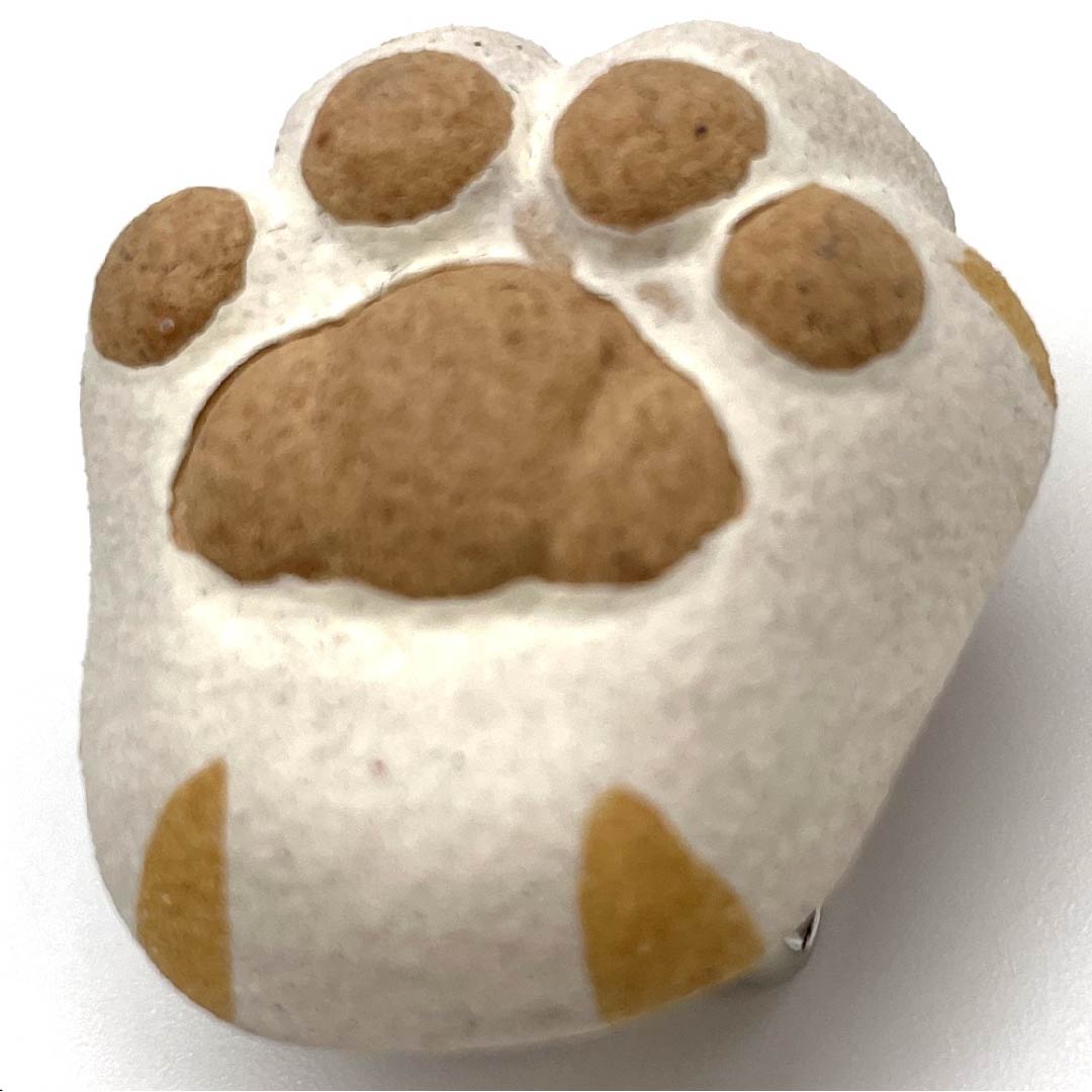 （新古品） 帯留め 陶磁器 カジュアル 生成色（きなりいろ） 信楽焼 猫 動物 長さ約3cm 幅約2.5cm  Sランク 白系 1137000012911