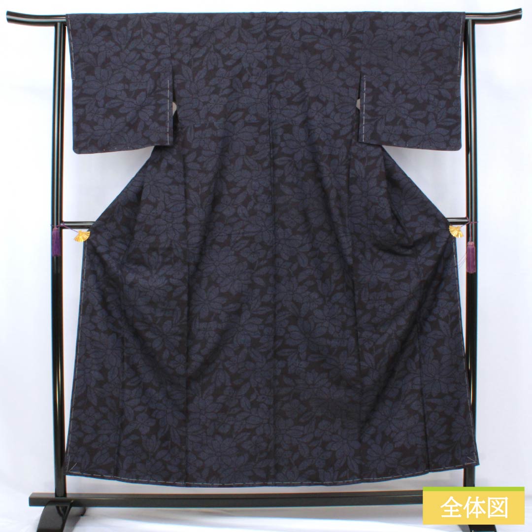 Pure silk tsumugi (pongee) kimono, S rank, length 155cm, sleeve length 63cm, brown (kachiiro) color, silk tsumugi with warp kasuri (kasuri) pattern, floral pattern, lined, navy blue, product number 1116004772318