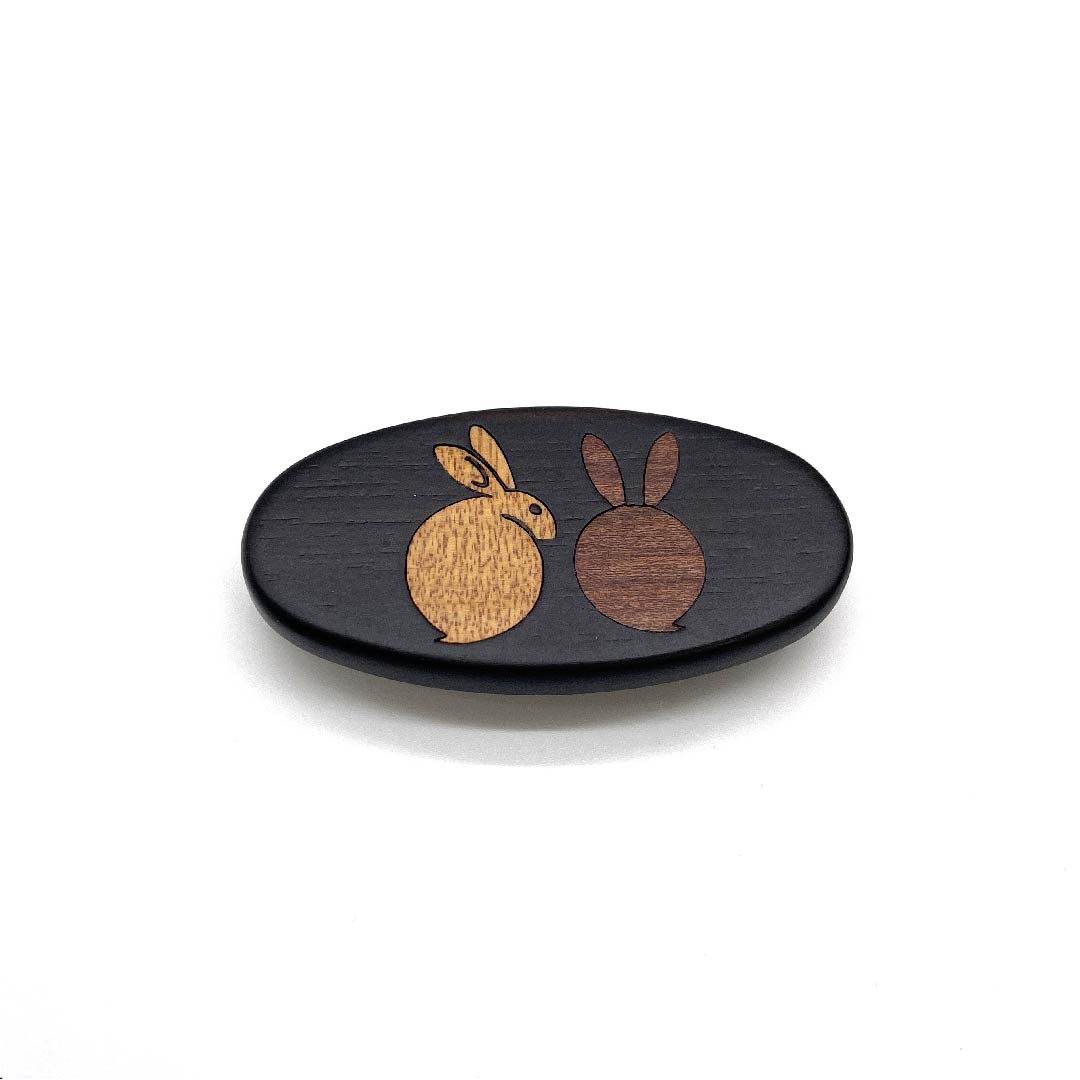 (New old stock) Obi fastener, wood carving, casual, earthen black color, wood inlay, rabbit, animal, length approx. 2.5cm, width approx. 6cm, S rank, brown, 1137000502914