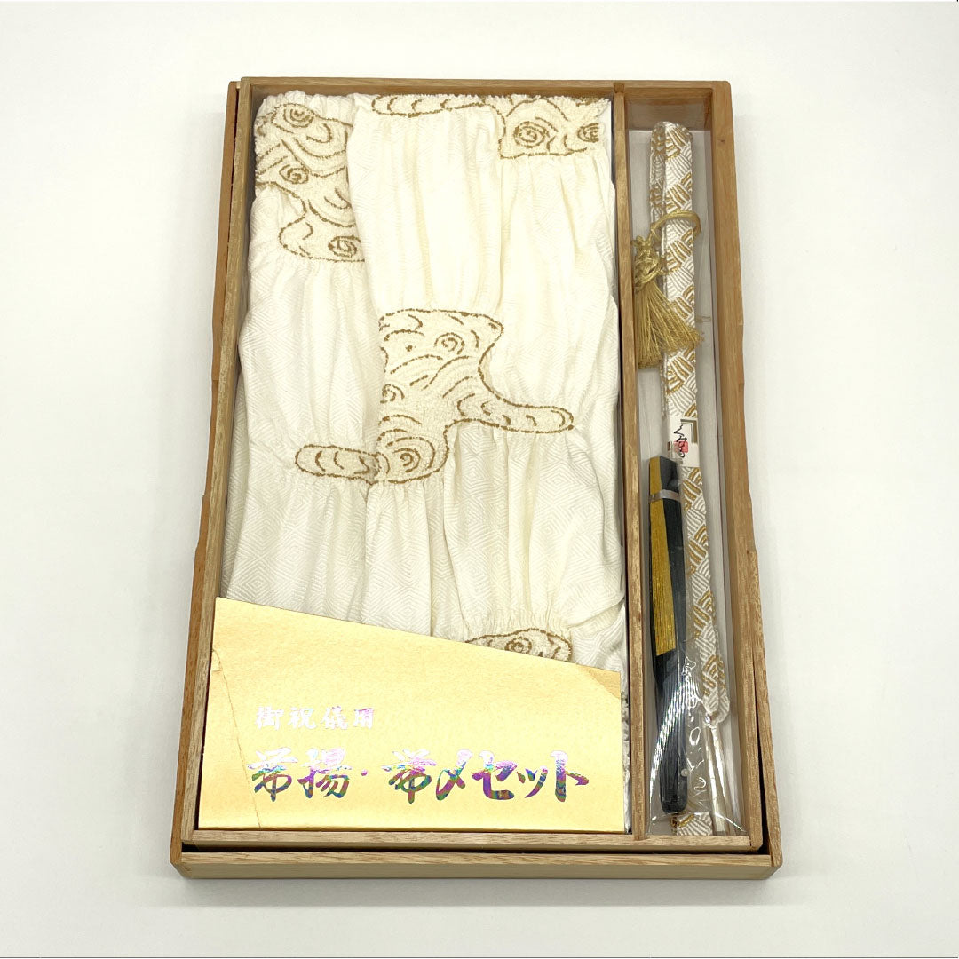 New old stock: Obi-jime and obi-age set, pure silk, B rank. White, milky white. For tomesode. Classic pattern. Length approx. 160cm, width approx. 1.6cm. Formal. White tones. 1141000444311