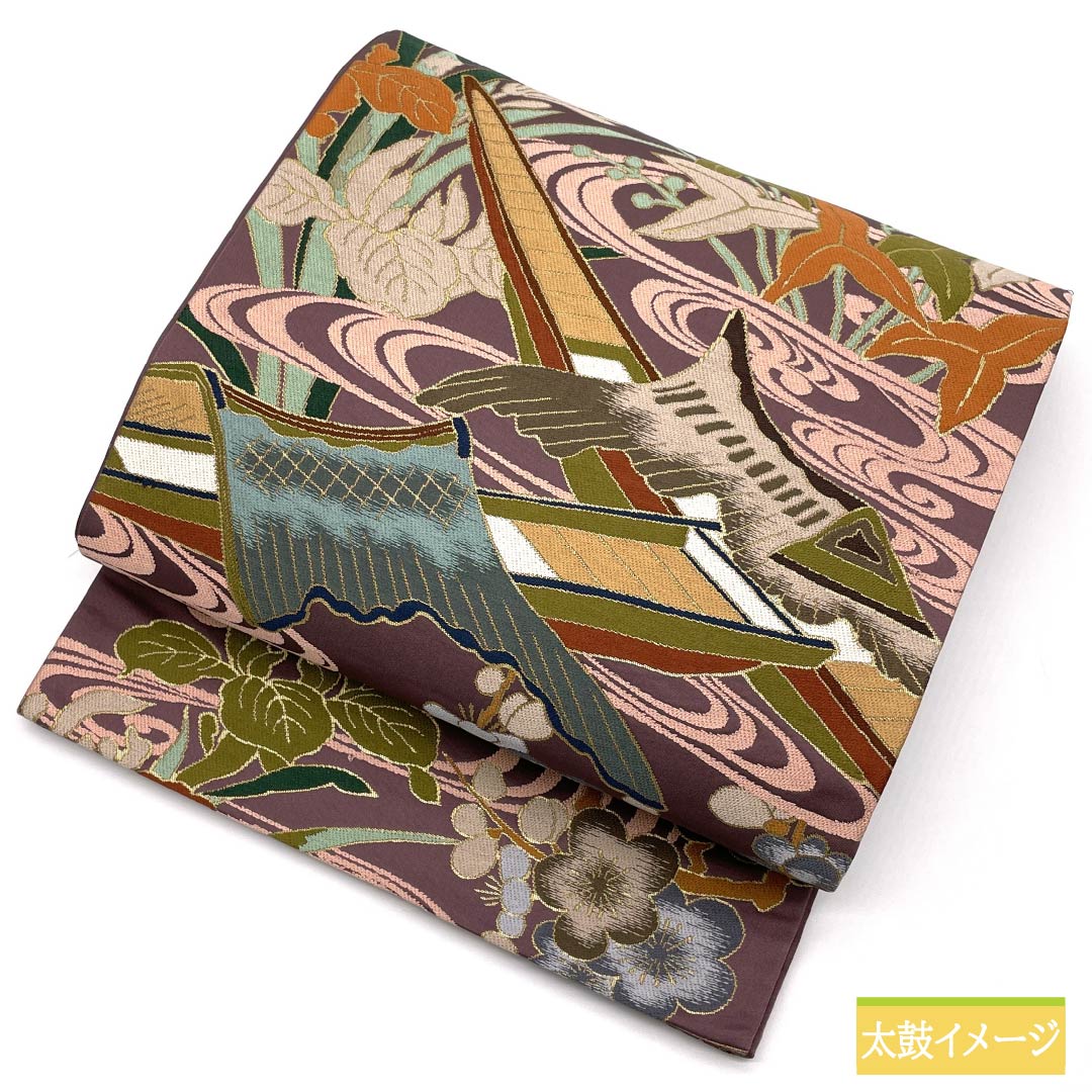 Formal, purple-hued, pure silk obi (hatobairo) for formal wear with a formal kimono (tomesode) by Hakuryoen Oba. Features a Kanze Ryusui (water flowing water) design and a boat motif. Length: 436cm. S-rank. Six-fold obi. Product code: 1123014182320.