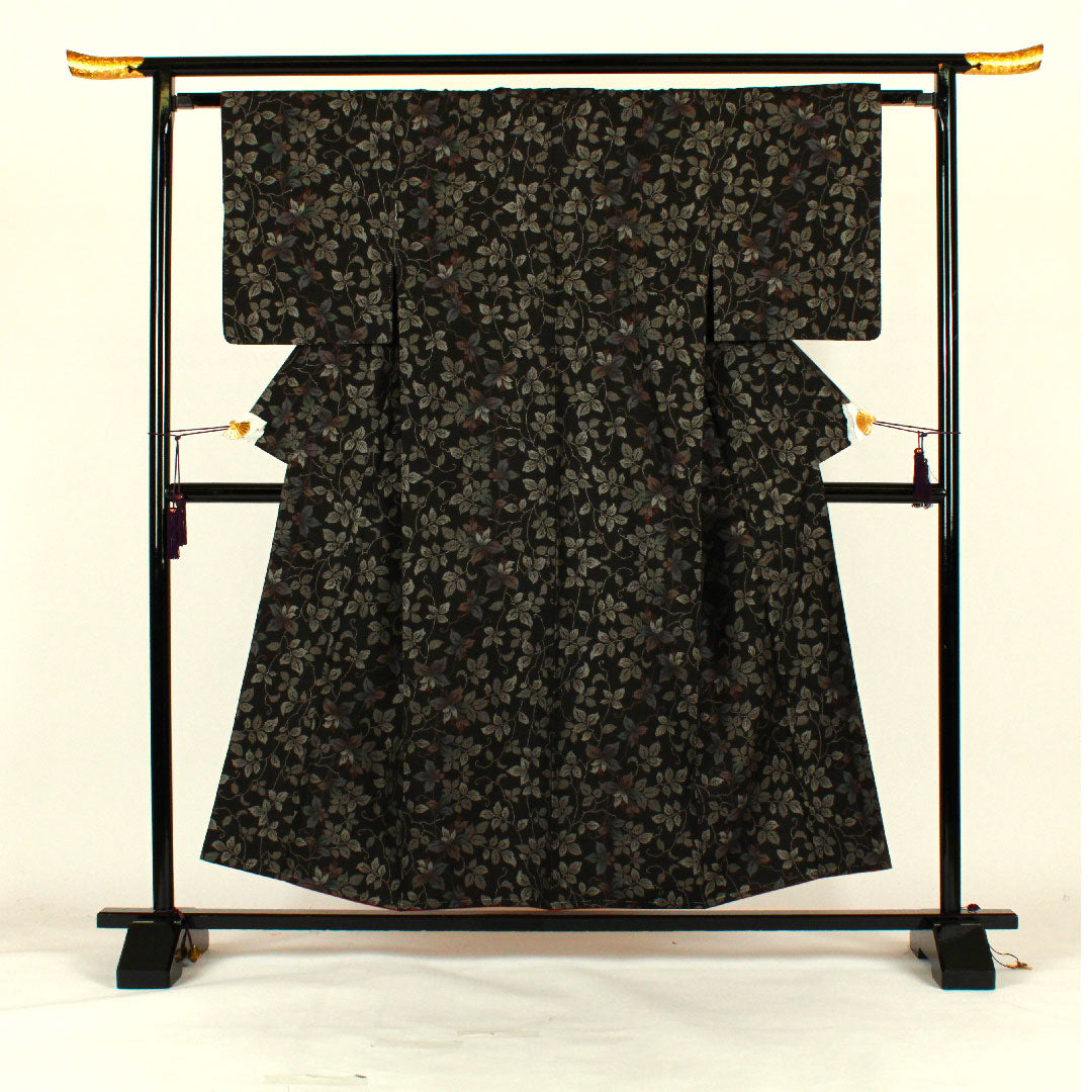 Oshima Tsumugi, Length 156cm, Sleeve length 63cm, Warp and weft ikat, Floral pattern, Pure silk, S rank, Lined, Black, 1116001192310