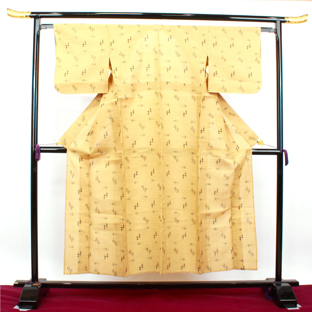 夏物 麻 紬 身丈152cm 裄丈62.5cm 楊梅色（やまももいろ） 琉球模様 絣 夏紬 紗 Sランク ベージュ系 1132001612225