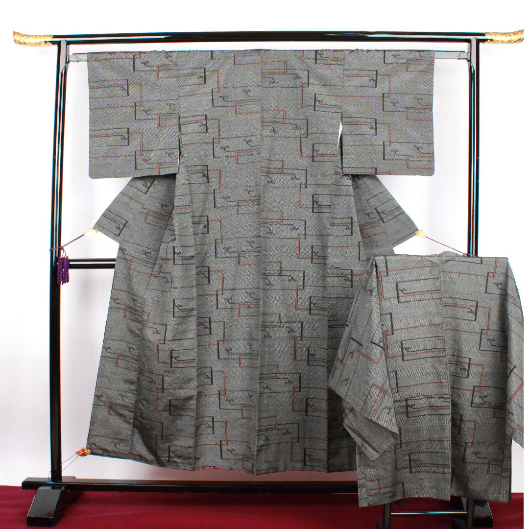 村山大島 身丈148.5cm 裄丈62cm 白磁色 アンサンブル 幾何学模様 正絹 Sランク 袷 グレー系 1116001642122