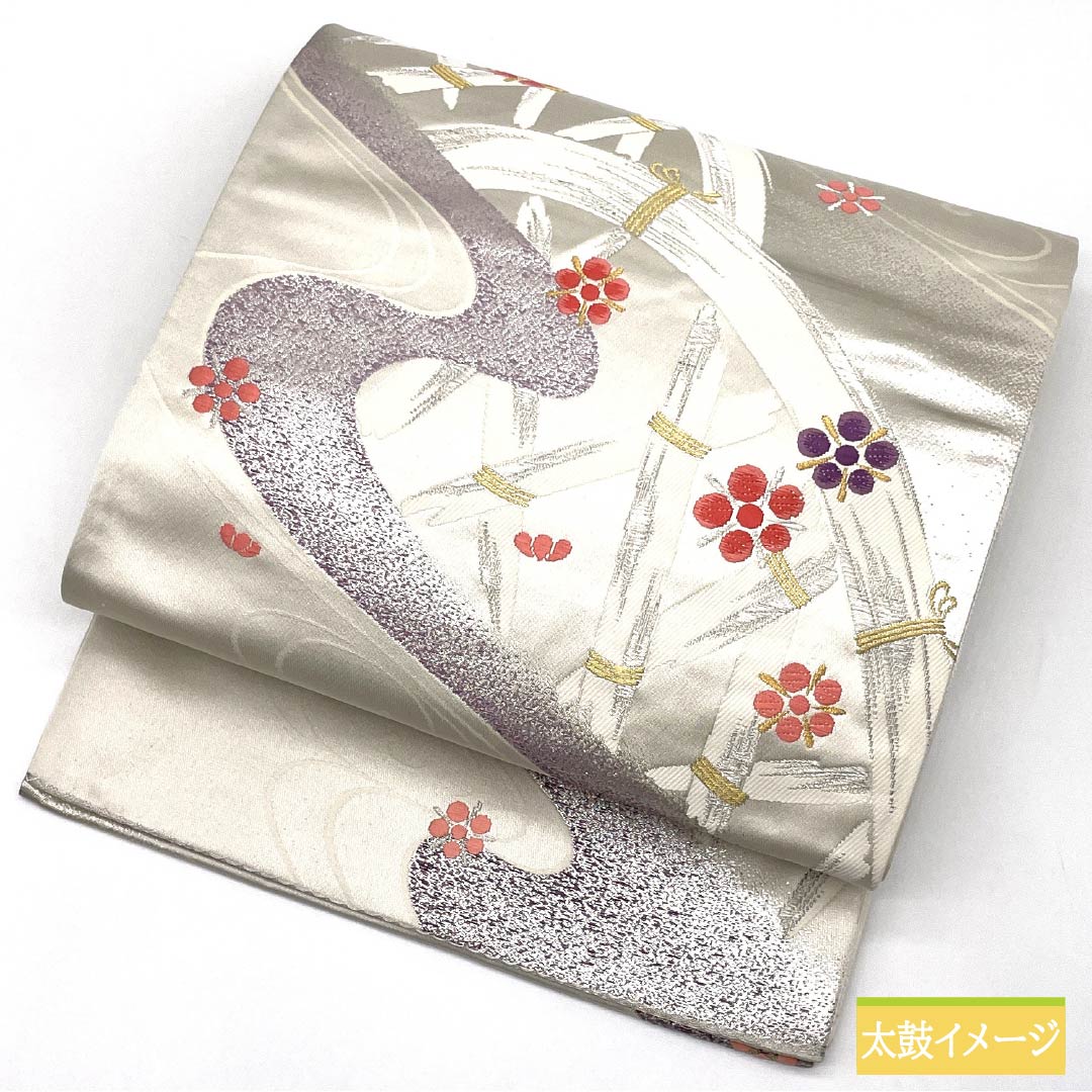 Formal obi with a bamboo fence, flowing water, and plum blossom motif, made of pure silk and S-rank. Suitable for formal wear with a formal kimono. Length: 432cm. Features a six-fold hem. Silver finish. Product number: 1123015362322.