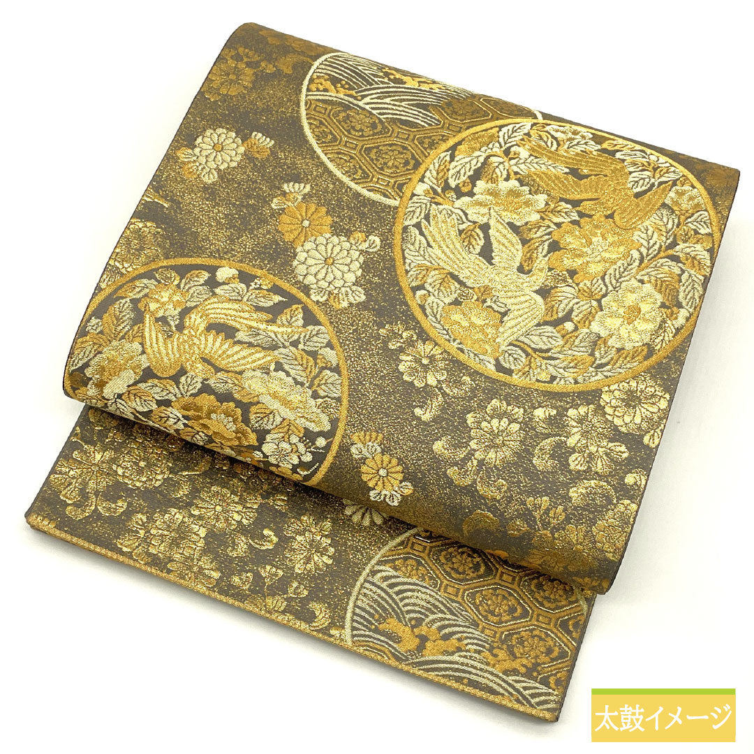 Formal, gray-colored, genuine silk obi (S-rank) with Nishijin weave and Shosoin maki-e (lacquerware) motifs. Length: 442cm. Six-fold obi. Product code: 1123016962322.