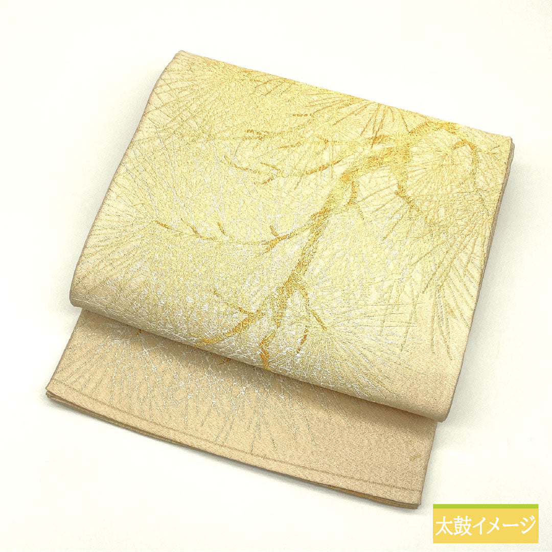 A-grade pure silk obi in off-white (kinari-iro) with Nishijin weave and a pine pattern. Perfect for formal wear with a cream accent. Length: 430cm. Product code: 1123016573315