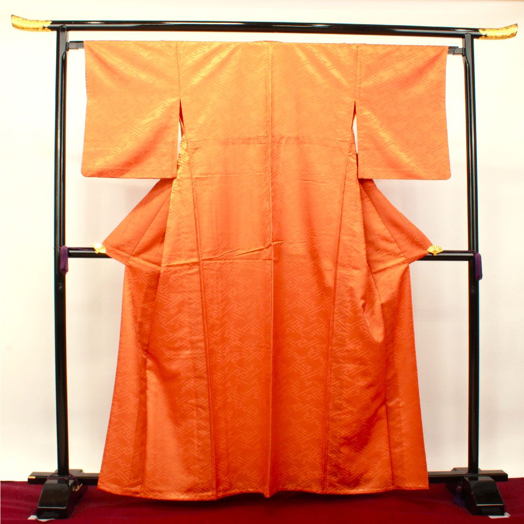 色無地 ポリエステル 照柿色 紗綾形 洗える着物  身丈163cm 裄丈66cm 単衣  Sランク 橙系 1114001032426