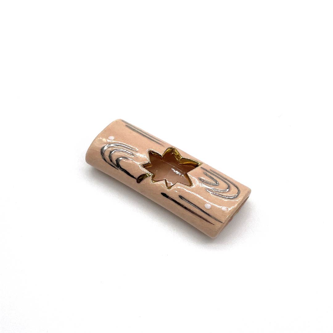 （新古品） 帯留め 陶磁器 カジュアル 乙女色（おとめいろ） 京焼 紅葉 秋 長さ約2.5cm 幅約5cm  Sランク ピンク系 1137000602913