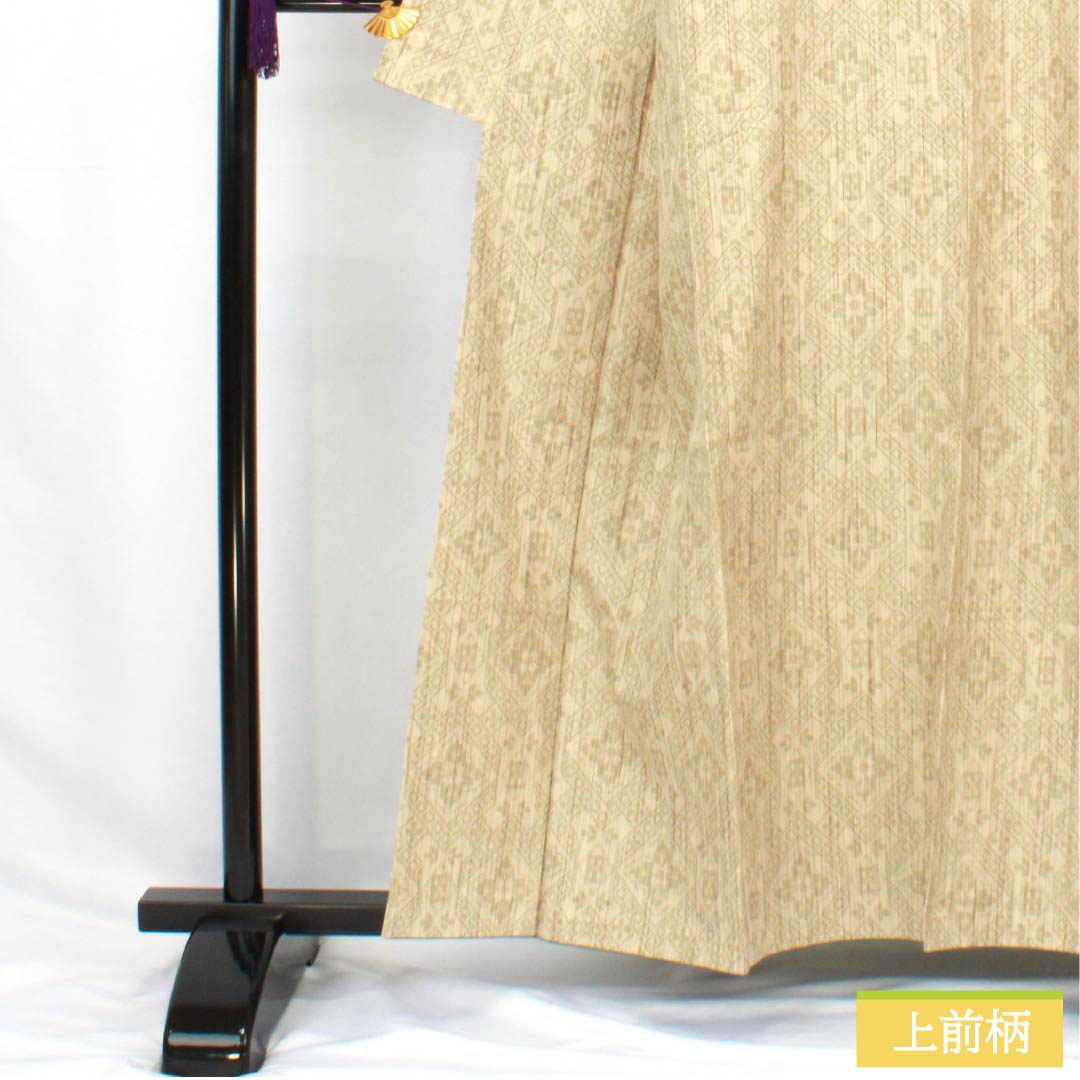 Pure silk tsumugi (pongee) kimono, length 159cm, sleeve length 63.5cm, light egg-colored (usutamagoiro) with warp ikat (kasuri) and geometric patterns, with basting threads, A-rank, lined, beige, product number 1116003883325