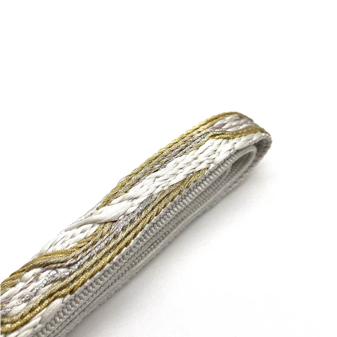 （新古品） 帯締め 正絹 四分紐 銀白色色（ぎんはくしょくいろ） デザイン由紀 特選金銀糸 金属糸使用 長さ約165cm 幅約1.5cm セミフォーマル Sランク 白系 1135001122911