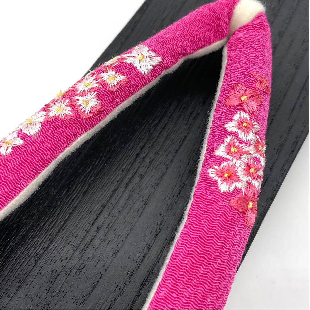 （新品未使用品）下駄 ちりめん 刺繍 花模様 Lサイズ 黒系 NEWランク 1122000931410