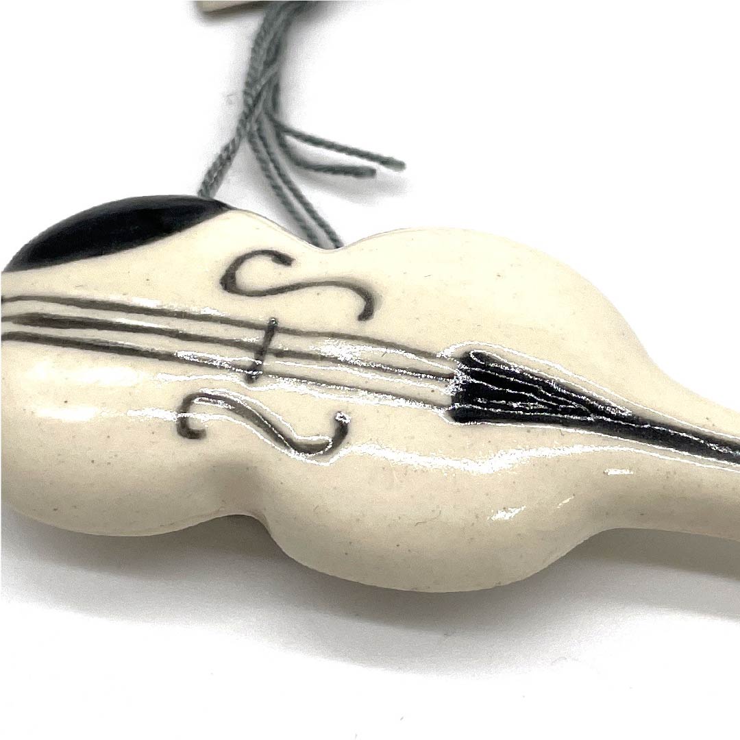 (New old stock) Obi fastener, ceramic, casual, ivory color, ceramic, violin, musical instrument, length approx. 2.5cm, width approx. 6cm, S rank, white, 1137000292911