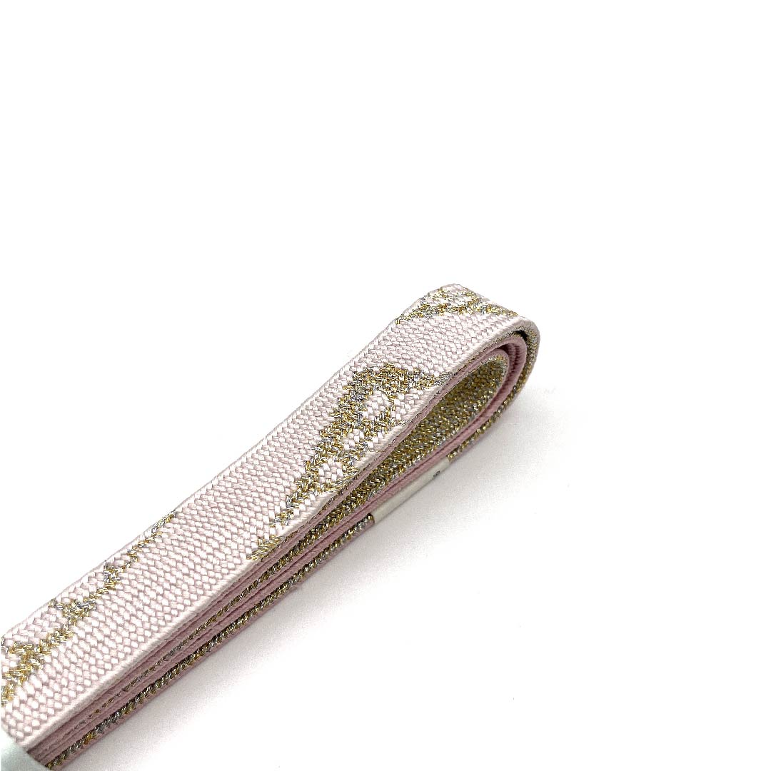 （新古品） 帯締め 正絹 四分紐 虹色（にじいろ） 金属糸使用 新古品  長さ約156cm 幅約1.5cm セミフォーマル Sランク ピンク系 1135001032913