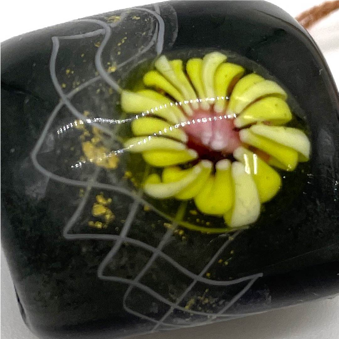 （新古品） 帯留め 陶磁器 カジュアル 涅色（くりいろ） トンボ玉 螺旋 花 長さ約2.5cm 幅約2cm  Sランク 黒系 1137000232910