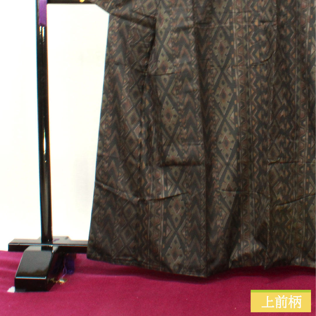 紬 正絹 身丈164.5cm 裄丈66.5cm  幾何学模様 スーパーゆーびガード Sランク 袷 黒系 1116003192410