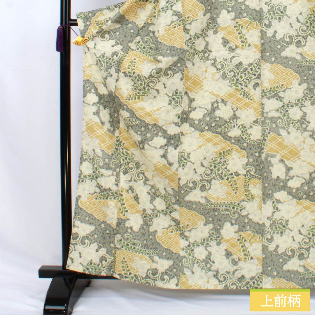 Kimono (Komon style) polyester, S rank. Length 164cm, Sleeve-to-sleeve 67cm. Unlined. Rikyu-nezumi (grayish brown) color. Stencil-dyed with cloud and petal patterns. Washable kimono. Gray-tone. 1115008022422