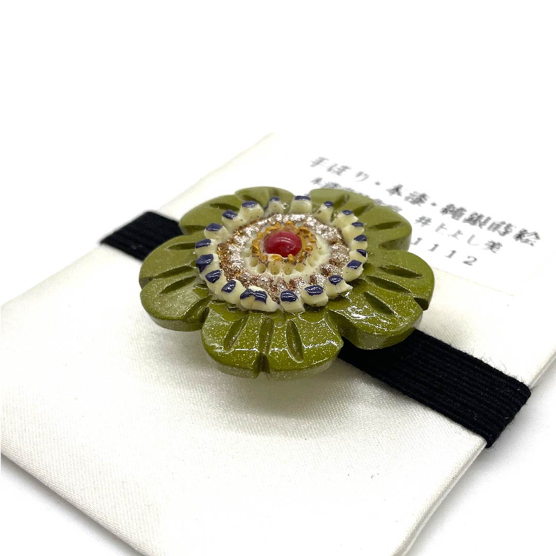 （新古品） 帯留め 蒔絵 カジュアル 苗色（なえいろ） 純銀蒔絵 手彫り 本漆 長さ約4cm 幅約4cm  Sランク 緑系 1137000652919