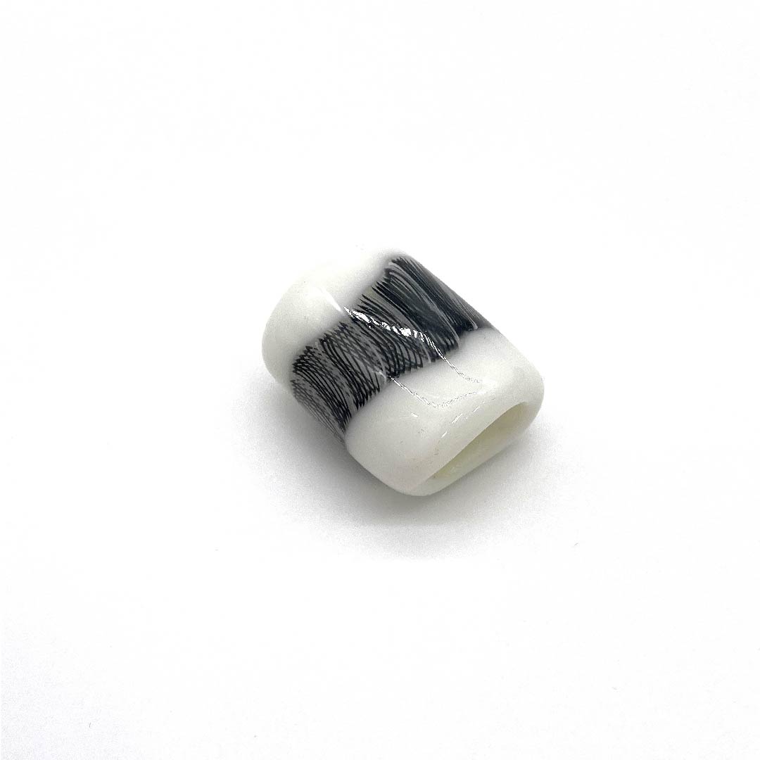 （新古品） 帯留め ガラス カジュアル 白色（しろいろ） トンボ玉 螺旋 幾何学模様 長さ約2.5cm 幅約3cm  Sランク 白系 1137000532911