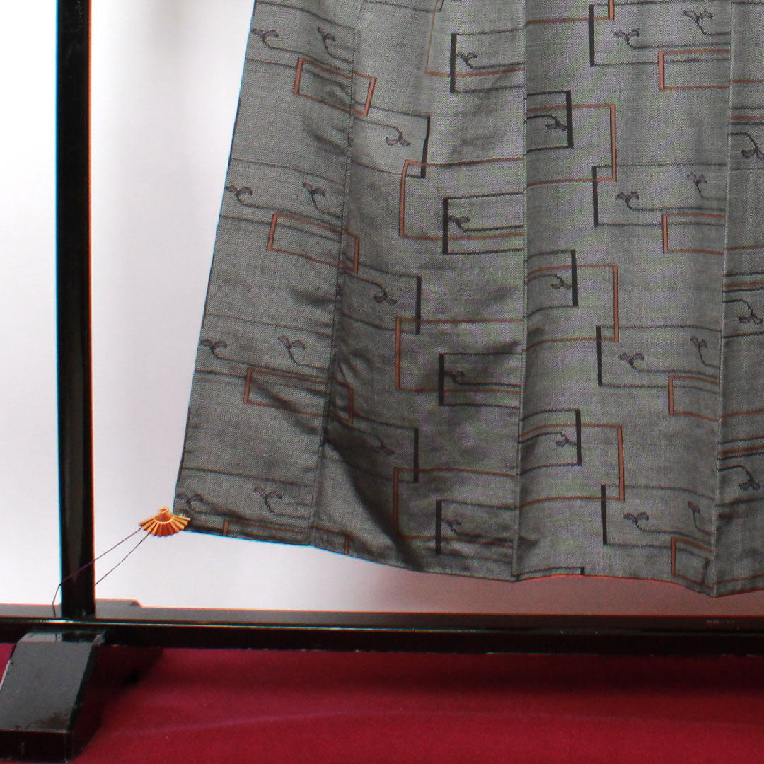 村山大島 身丈148.5cm 裄丈62cm 白磁色 アンサンブル 幾何学模様 正絹 Sランク 袷 グレー系 1116001642122