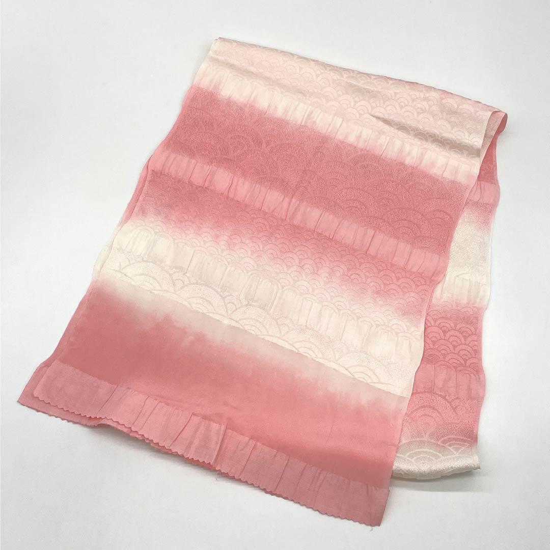 Formal obiage (sash sash) made of pure silk, S-rank, light crimson (asabe niiro) with a Seigaiha (wave) pattern gradation, approximately 164cm long and 28.5cm wide, pinkish. Product number: 1136002232913