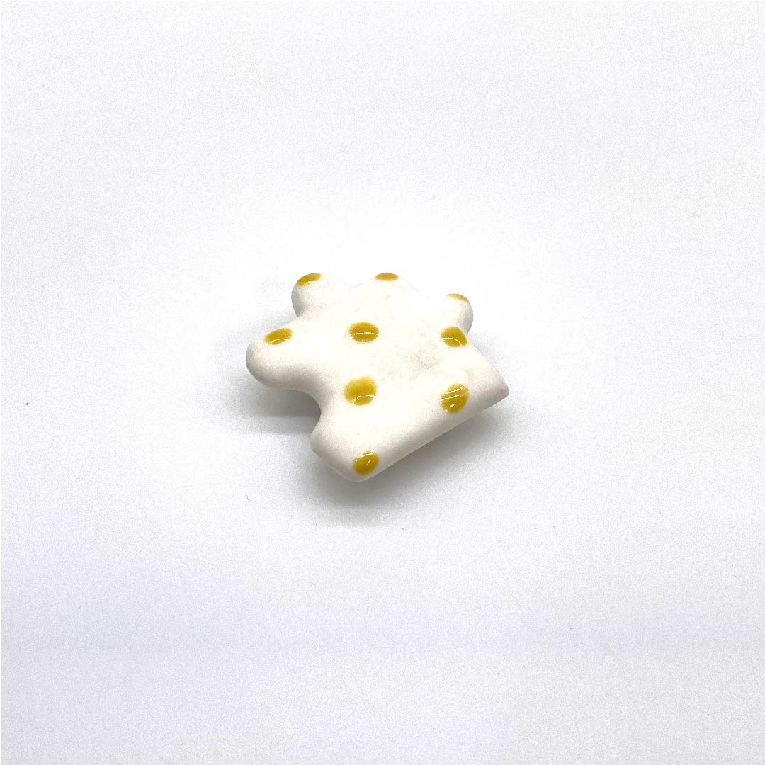 （新古品） 帯留め 陶磁器 カジュアル 白色（しろいろ） 陶器 パズル 長さ約3.5cm 幅約3.5cm  Sランク 白系 1137000412911