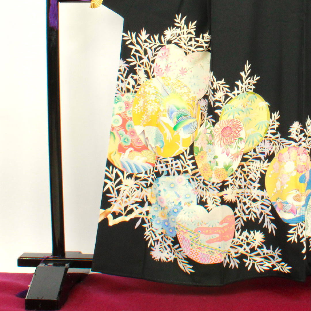 Black formal kimono, length 162cm, sleeve length 64cm, lined, by an artist, auspicious motif, quince, pure silk, A rank, five crests, black, 1111000533410
