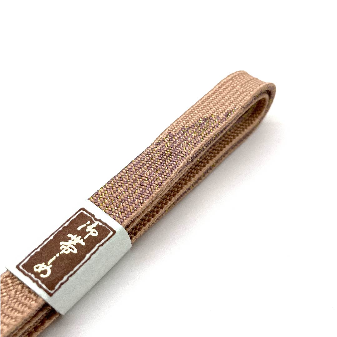 (Like new) Pure silk obijime (sash band) in Akakouiro (red incense color) with metallic thread. Hand-woven with specially selected gold and silver threads. Approximately 156cm long, 1.2cm wide. Semi-formal. S rank. Beige. Product number: 1135002302325