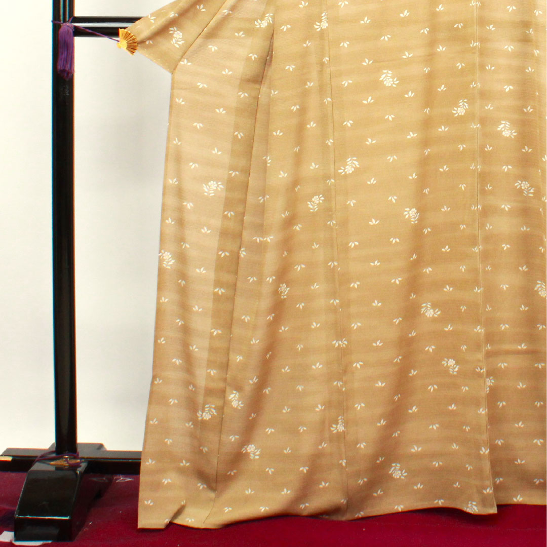 夏物 ポリエステル 小紋 身丈166cm 裄丈67.5cm 胡桃色（くるみいろ） 草花模様 洗える着物  絽 Sランク 茶系 1132000892514