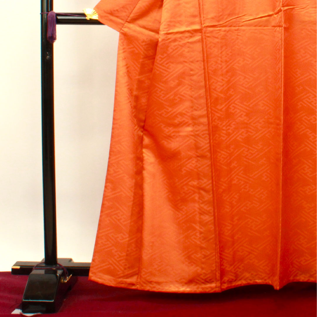 色無地 ポリエステル 照柿色 紗綾形 洗える着物  身丈163cm 裄丈66cm 単衣  Sランク 橙系 1114001032426