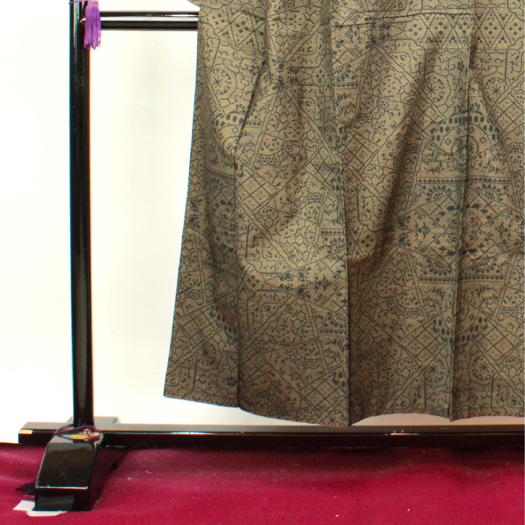 大島紬 身丈154.5cm 裄丈62cm 唐金色 経緯絣 抽象模様 正絹 Aランク 袷 黒系 1116002573210