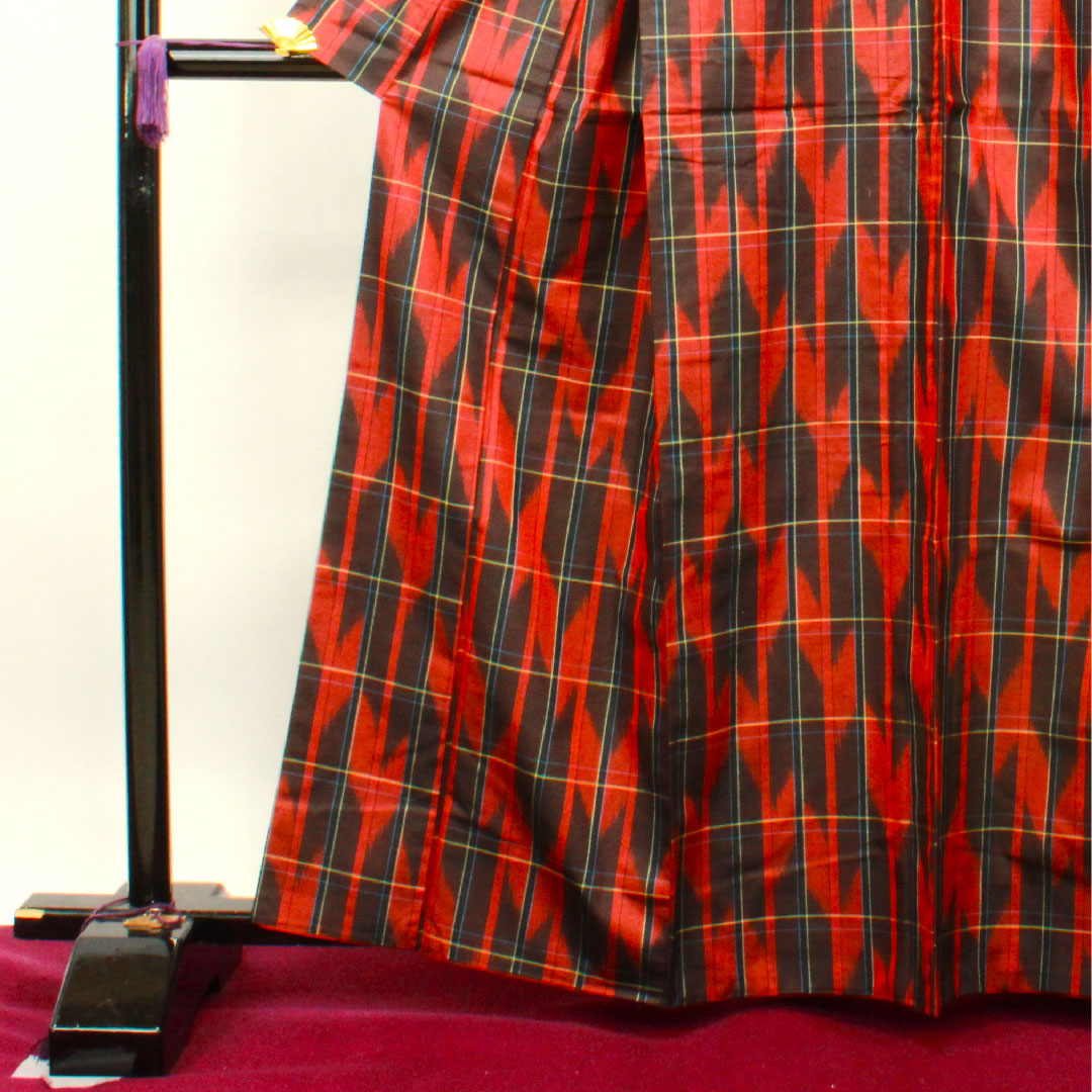 Tsumugi (Japanese kimono) with a red birch color, arrow pattern, and basting threads. Length: 163.5cm, Sleeve Length: 65cm. Unused. Pure silk, S rank. Lined, red. Product code: 1116002782412
