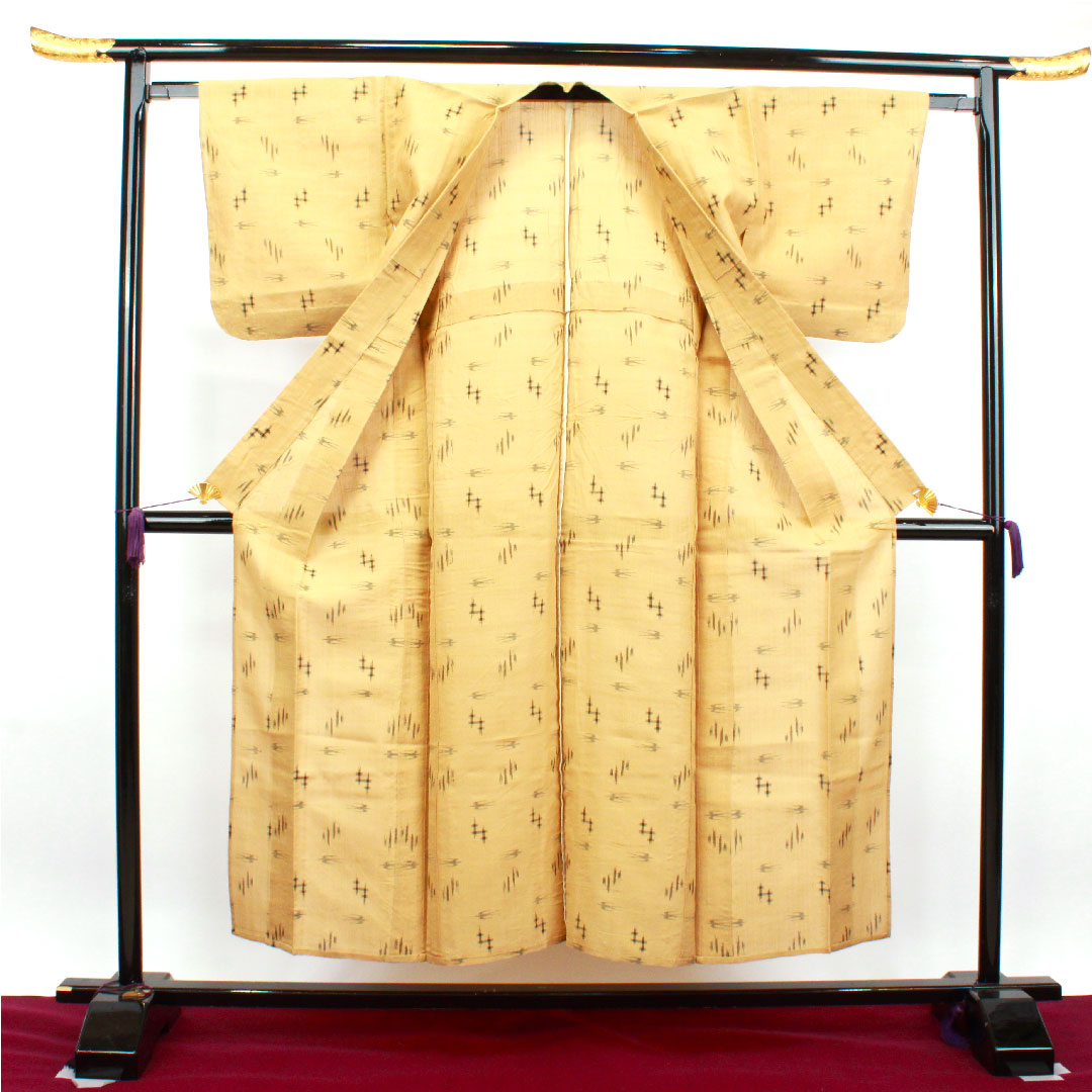 夏物 麻 紬 身丈152cm 裄丈62.5cm 楊梅色（やまももいろ） 琉球模様 絣 夏紬 紗 Sランク ベージュ系 1132001612225