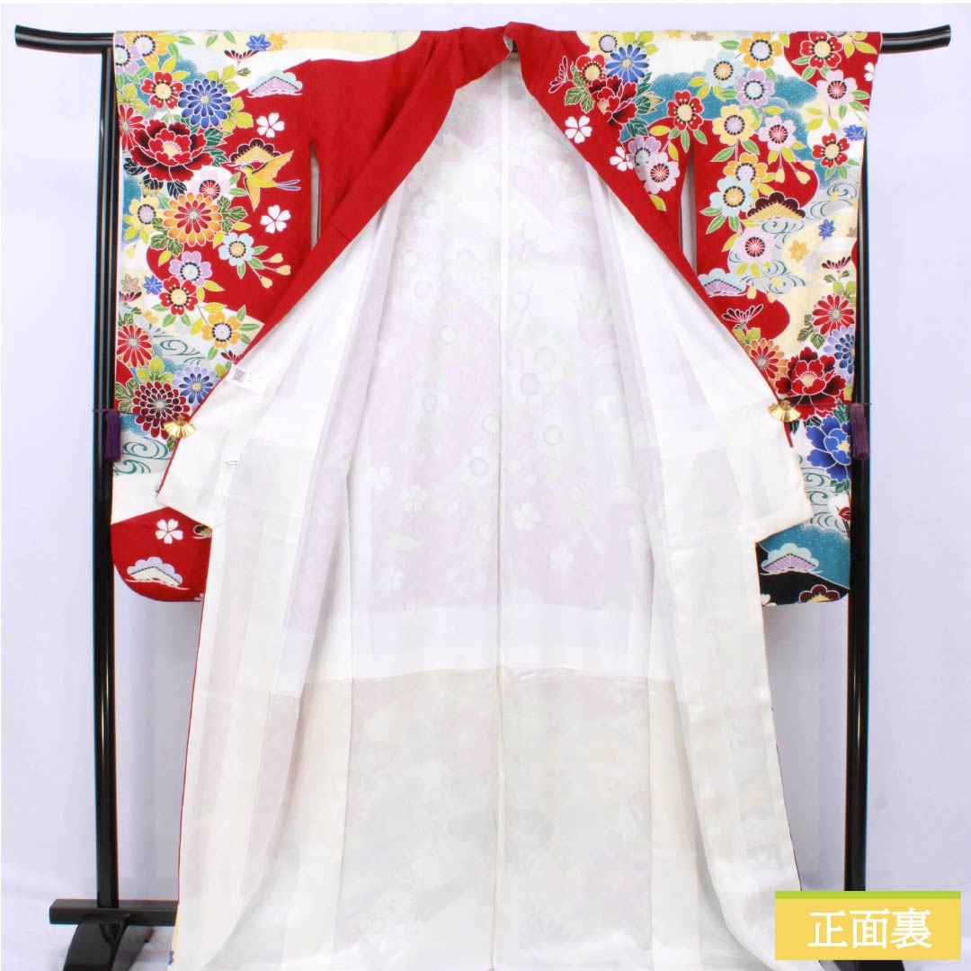 Furisode (long-sleeved kimono) made of pure silk, S rank, length 166.5cm, sleeve length 65.5cm, crimson (shinkuiro) color, featuring auspicious motifs of peonies, chrysanthemums, plum blossoms, and cherry blossoms in red tones. Product code: 1113002212512