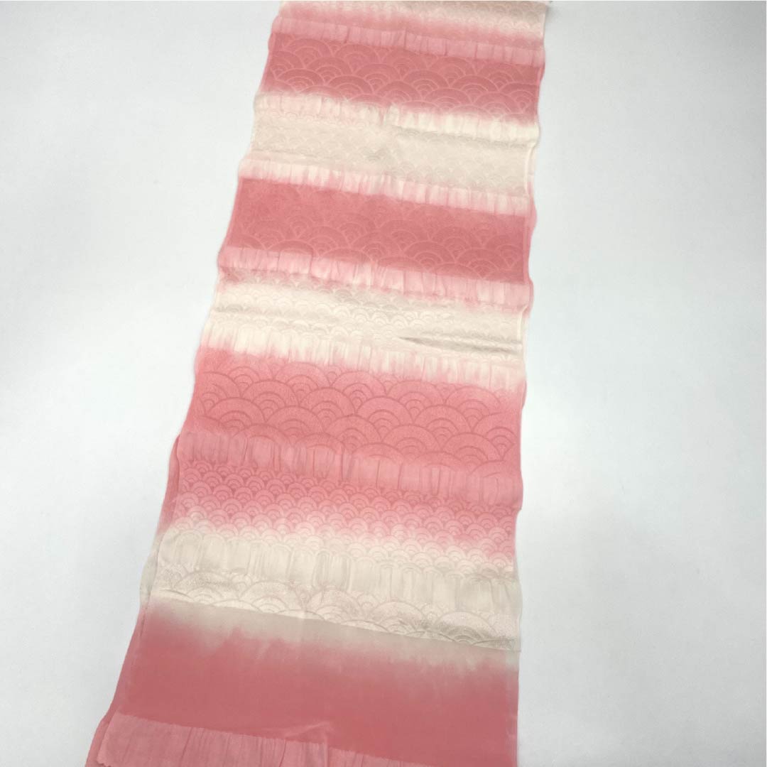 Formal obiage (sash sash) made of pure silk, S-rank, light crimson (asabe niiro) with a Seigaiha (wave) pattern gradation, approximately 164cm long and 28.5cm wide, pinkish. Product number: 1136002232913