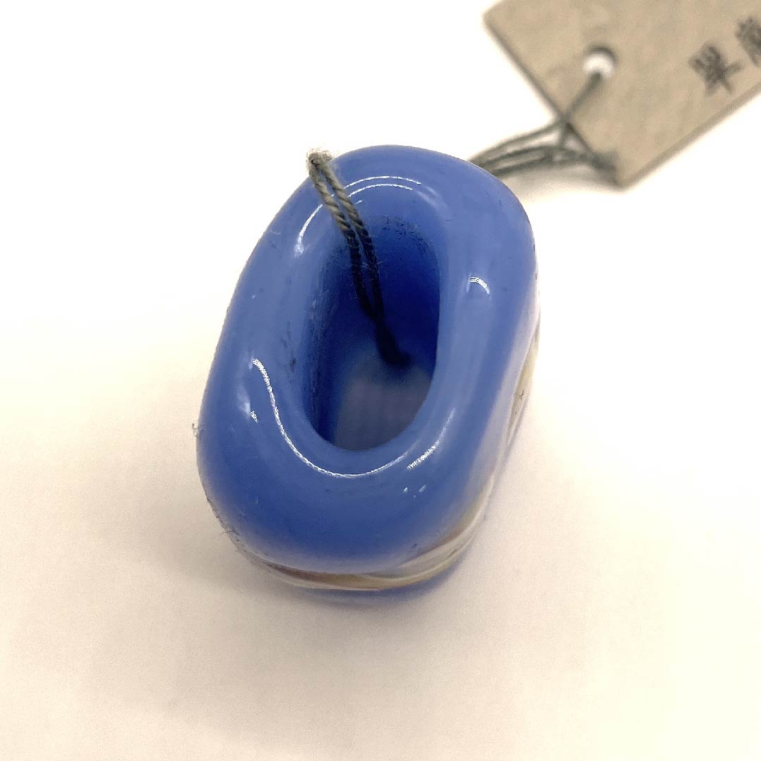 （新古品） 帯留め 陶磁器 カジュアル み空色（みそらいろ） トンボ玉 螺旋 幾何学模様 長さ約2.5cm 幅約3cm  Sランク 水色系 1137000152924