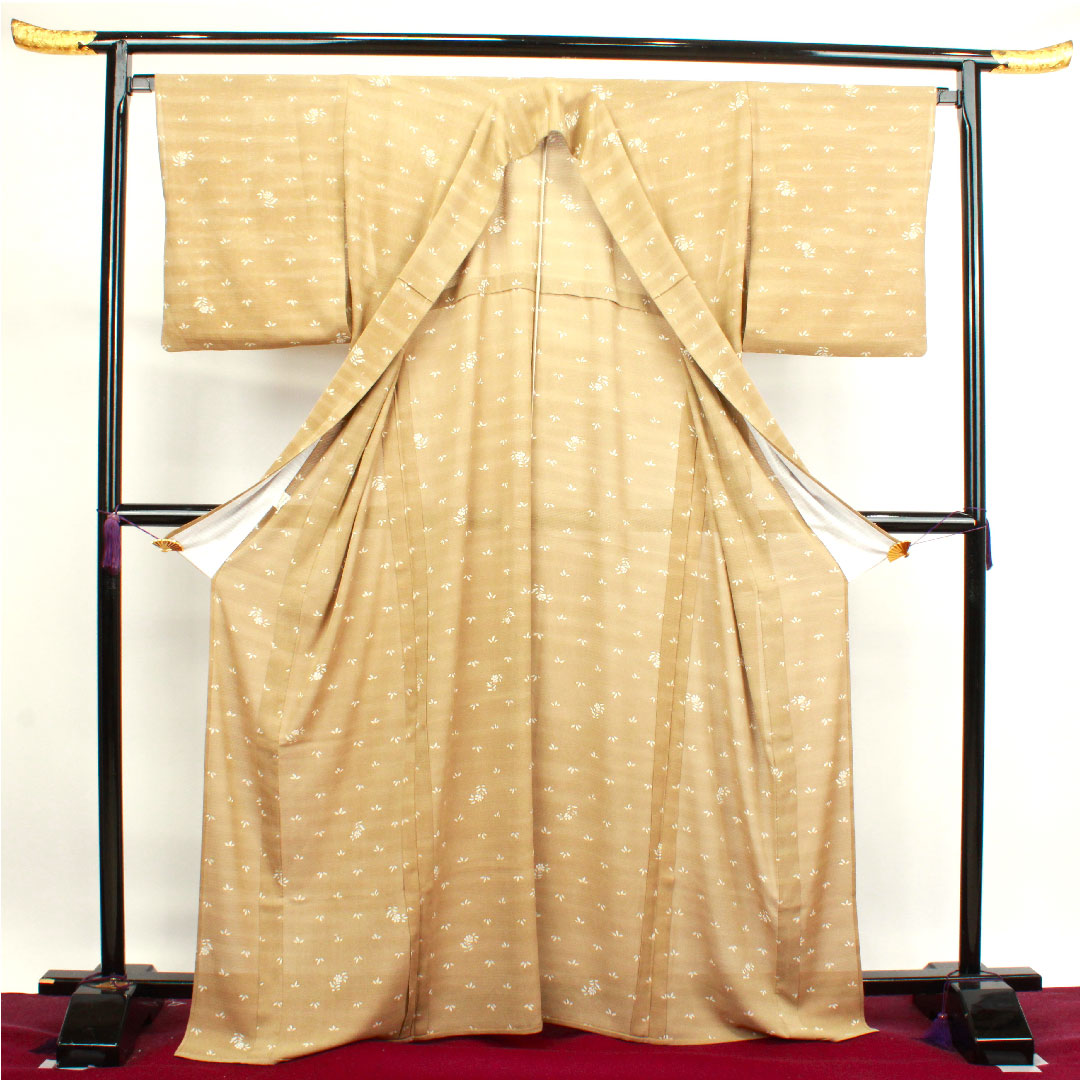 夏物 ポリエステル 小紋 身丈166cm 裄丈67.5cm 胡桃色（くるみいろ） 草花模様 洗える着物  絽 Sランク 茶系 1132000892514
