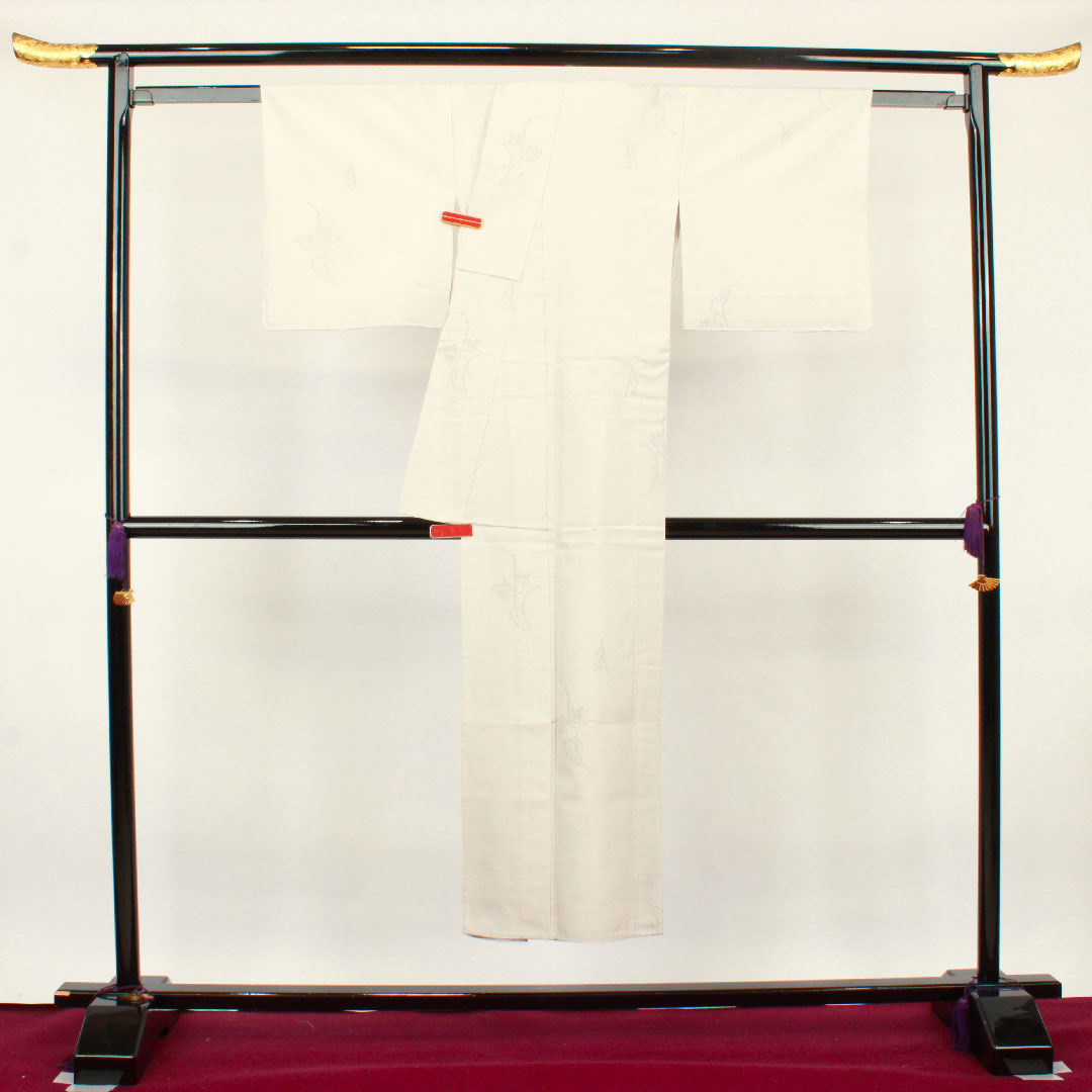 結城紬 身丈144.5cm 裄丈62cm 未使用品 しつけ糸付き 100亀甲 絣飛模様 正絹 Sランク 袷 白系 1116002222111
