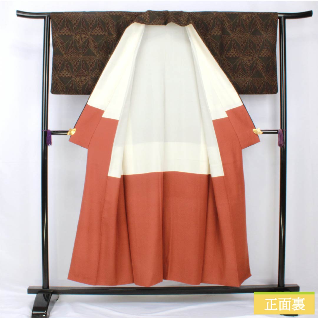紬 正絹 身丈152cm 裄丈62cm 桃尻色（ももじりいろ） 幾何学模様 Aランク 袷 黒系 1116003763210