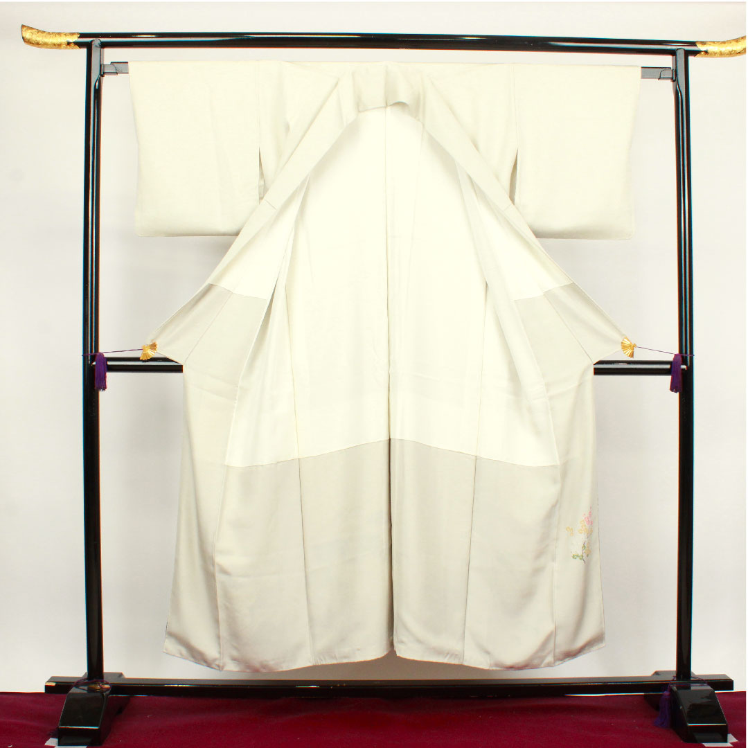 Colored Tomesode, Length 151cm, Sleeve length 61.5cm, Lined, Grayish white, Kyoto Yuzen, Floral pattern, Thin rings and quince, Pure silk, S rank, One crest, Gray, 1111001062222