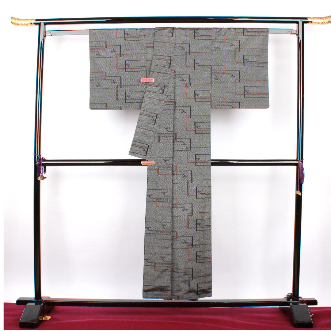 村山大島 身丈148.5cm 裄丈62cm 白磁色 アンサンブル 幾何学模様 正絹 Sランク 袷 グレー系 1116001642122