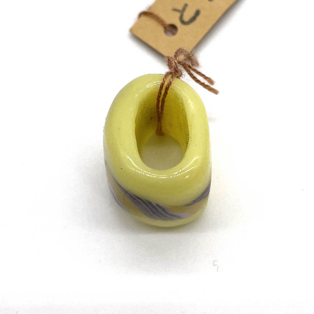 （新古品） 帯留め 陶磁器 カジュアル 嫩黄色（どんこうしょく） トンボ玉 螺旋 曲線 長さ約2cm 幅約2cm  Sランク 黄系 1137000262923