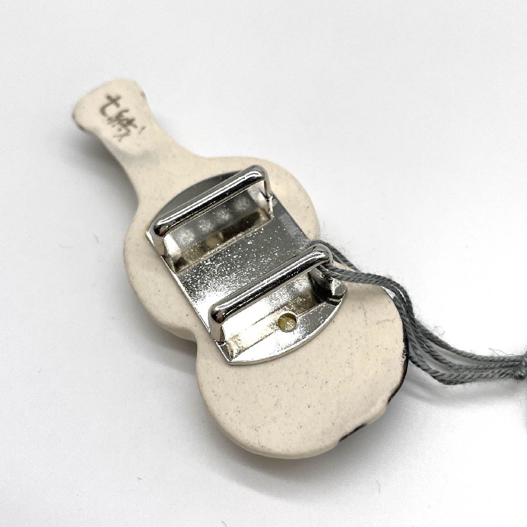 (New old stock) Obi fastener, ceramic, casual, ivory color, ceramic, violin, musical instrument, length approx. 2.5cm, width approx. 6cm, S rank, white, 1137000292911