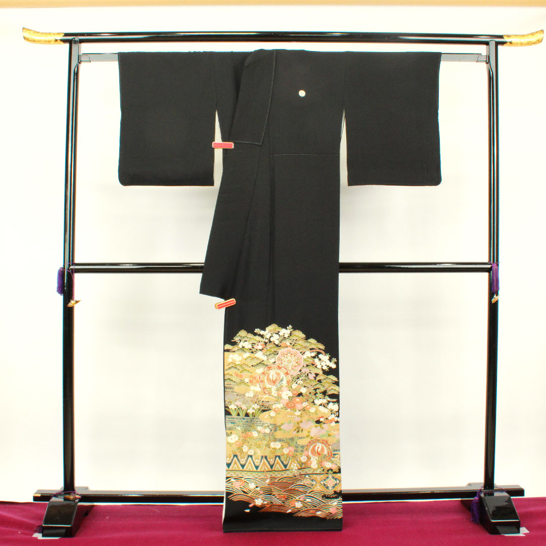 Black formal kimono, length 163.5cm, sleeve length 62.5cm, lined, Kyoto Yuzen, auspicious motif, circle with iris, pure silk, A rank, five crests, black, 1111000633410