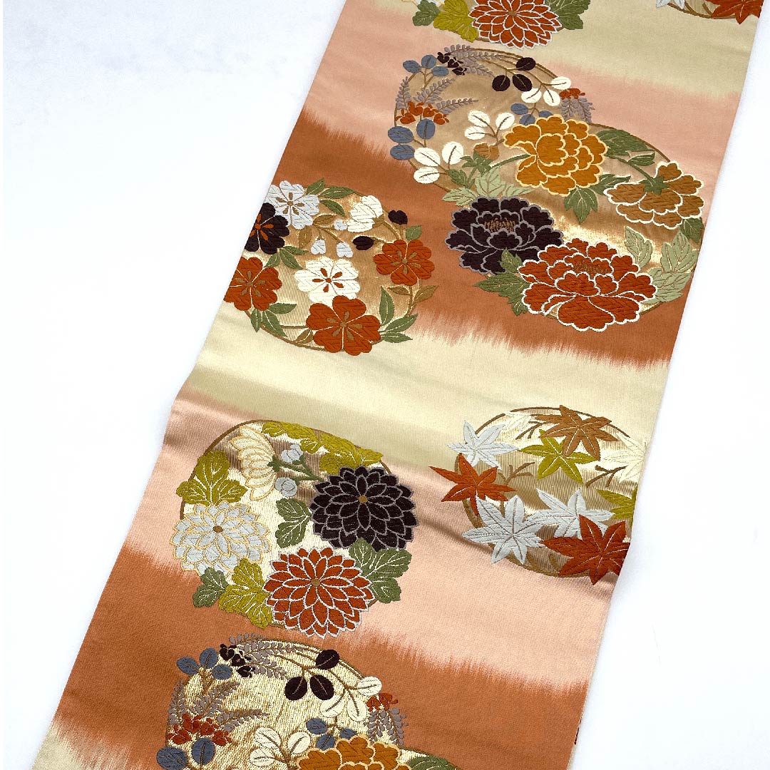 袋帯 珊瑚色（さんごいろ） 横段 花紋 菊 帯丈414cm 正絹 Sランク 六通 フォーマル グラデーション系 1123007642399