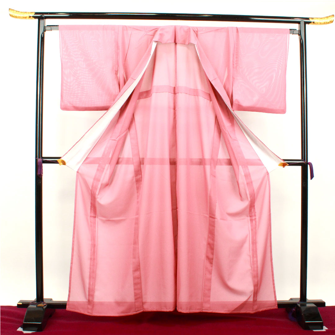 夏物 ポリエステル 色無地 身丈161cm 裄丈65.5cm 積紅色（せきこういろ） 洗える着物 素無地  絽 Sランク ピンク系 1132001662413