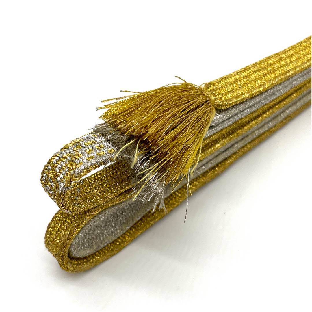 Formal obi-jime (sash band) made of pure silk, grade A, in gold or silver. Suitable for formal formal wear, suitable for formal kimonos (tomesode). Length: approx. 173cm, width: approx. 1cm. Gold-based finish. Product number: 1135003883421