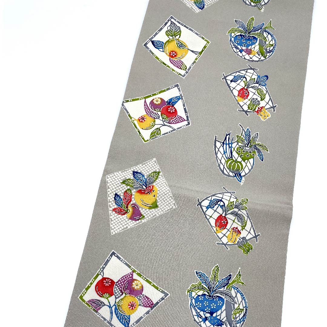 名古屋帯 絹鼠色 野菜 京紅型 帯丈372cm 正絹 Sランク 全通 カジュアル グレー系 1124005392322  開き仕立て