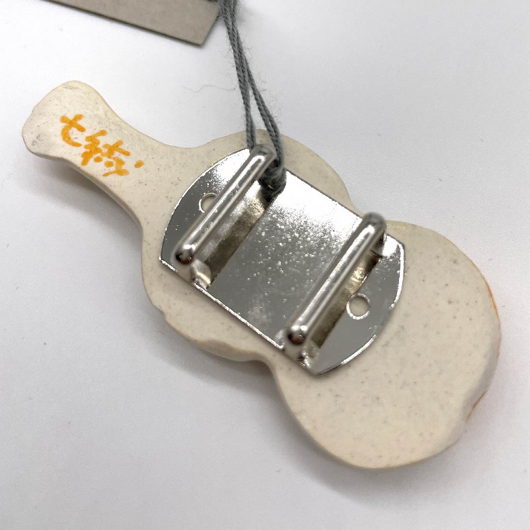 （新古品） 帯留め 陶磁器 カジュアル 真珠色（しんじゅいろ） 陶器 バイオリン 楽器 長さ約6cm 幅約2.5cm  Sランク 白系 1137000202911